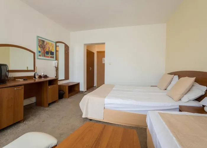 فندق Perla Plaza 3*