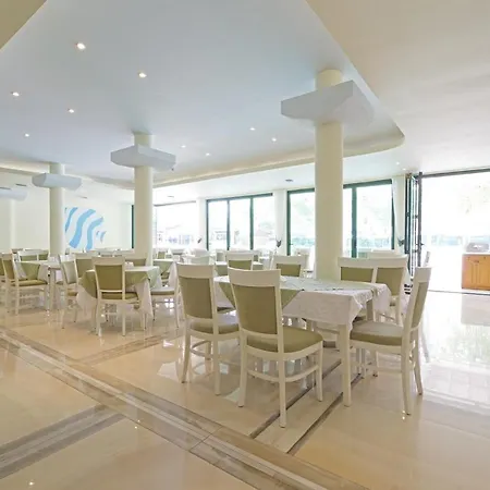 Perla Plaza Hotel プリモルスコ